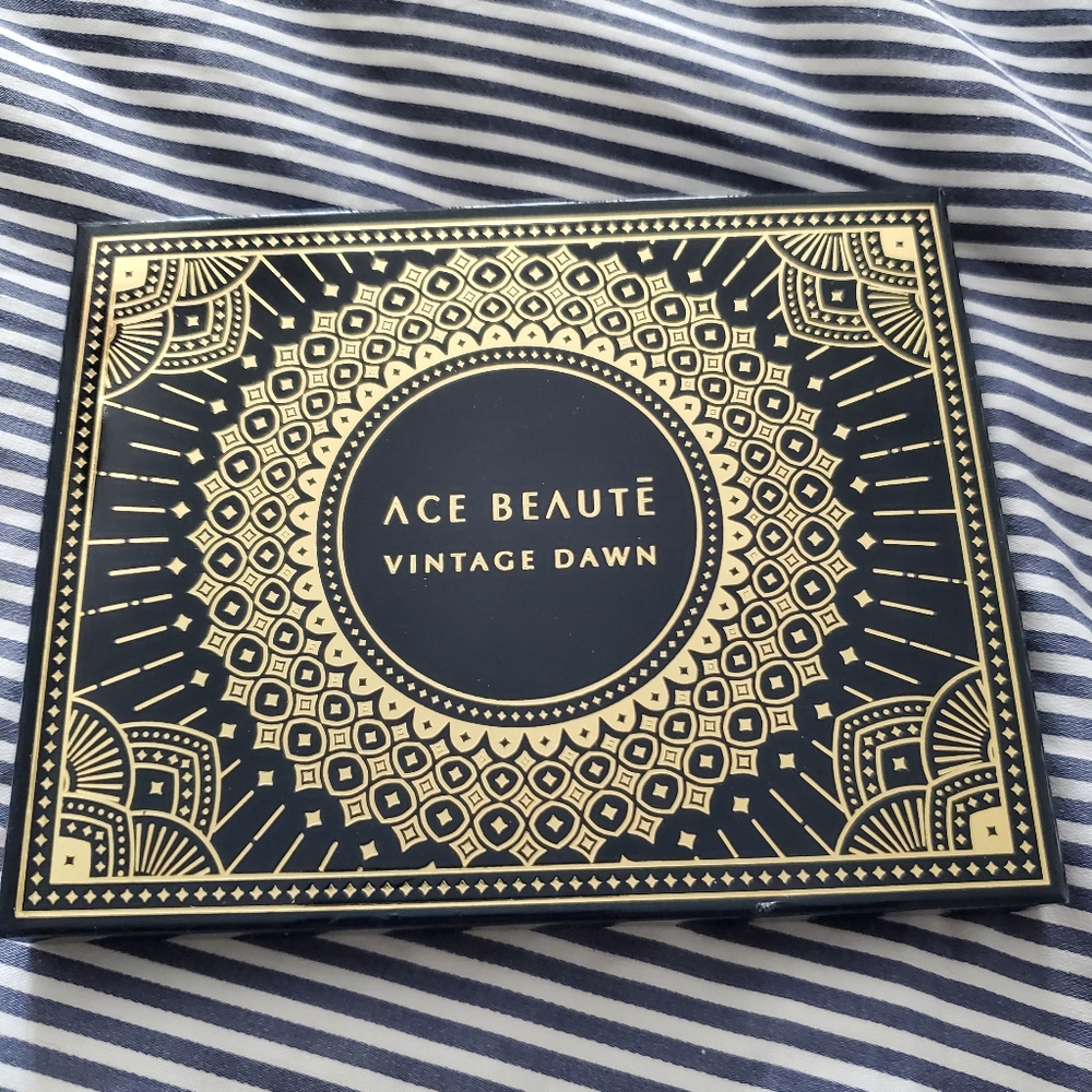 Ace Beaute Vintage Dawn Eyeshadow Palette